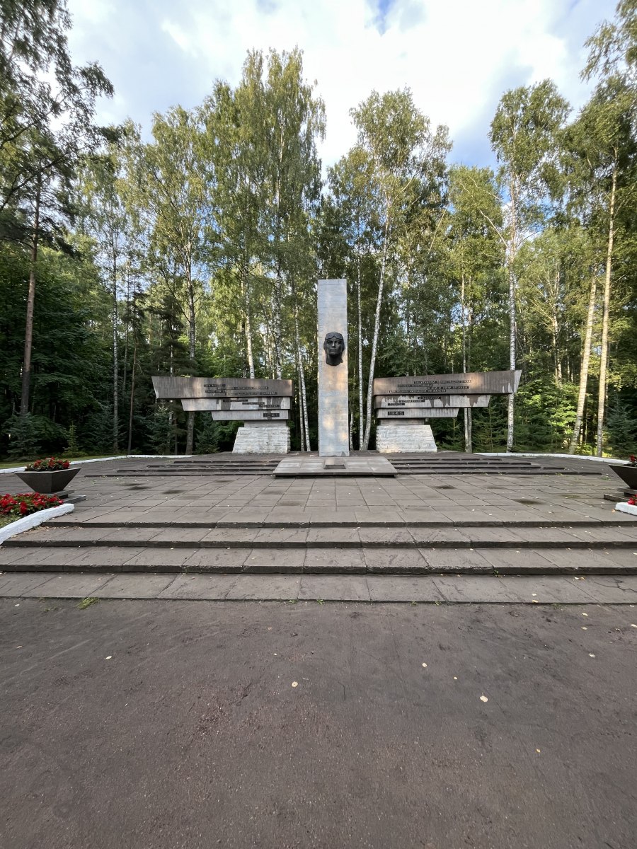 Сосновка. СПб. Мемориал лётчикам военного аэродрома Сосновка